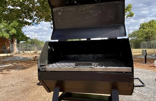 Cache Alquiler De RV | Camp at the foothills of Wichita Wildlife Refuge & Mountains.