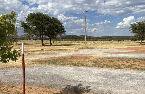 Cache Alquiler De RV | Camp at the foothills of Wichita Wildlife Refuge & Mountains.