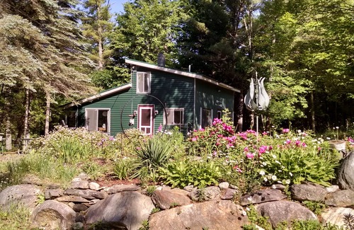Sidney Cabaña | Campamento Betty 'Lakeside Retreat
