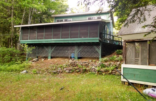 Sidney Cabaña | Campamento Betty 'Lakeside Retreat