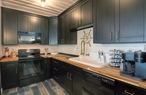Delacroix Casa | Camp Conex a Shipping Container in Shell Beach, LA