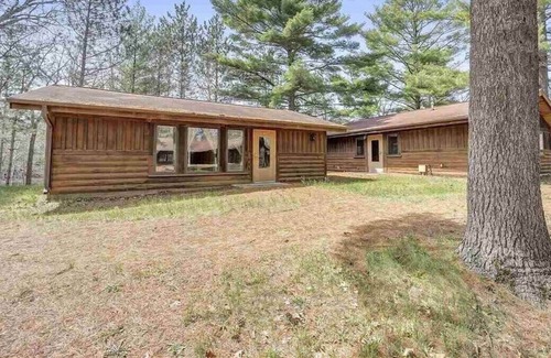 Waupaca Cabina | Camp Elsewhere Pet-Friendly Cabin