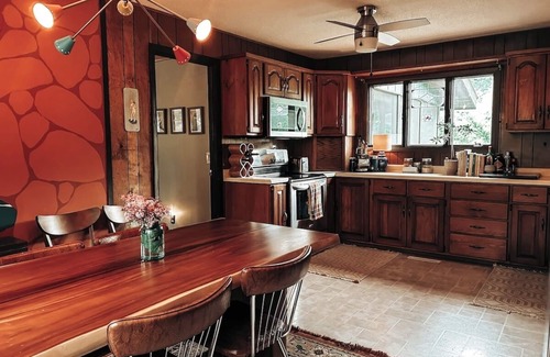Danbury Chalet De Esquí | Camp Green Pine Artist Retreat: Pet-Friendly A-Frame in Voyager Village WI