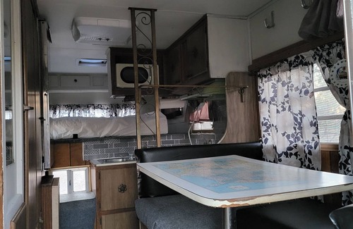 Citrus Springs Cabina | Camp in our Vintage 70's Tiny Camper with Central A/C and Heat