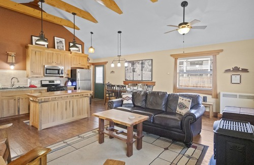 Red River Casa | "Camp Lil Henry" Charming Cabin - On Main Street - Pet Friendly - Fenced Yard - WIFI