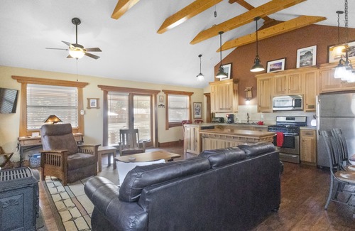 Red River Casa | "Camp Lil Henry" Charming Cabin - On Main Street - Pet Friendly - Fenced Yard - WIFI