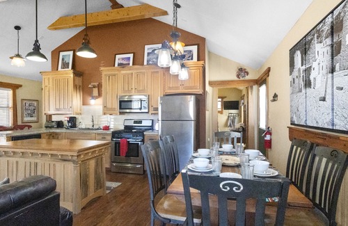 Red River Casa | "Camp Lil Henry" Charming Cabin - On Main Street - Pet Friendly - Fenced Yard - WIFI