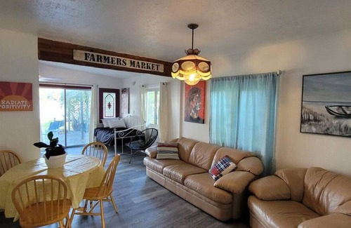 Alto Casa | Campau Lake Sunny days cottages w hot spa