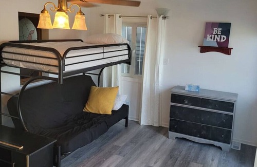 Alto Casa | Campau Lake Sunny days cottages w hot spa
