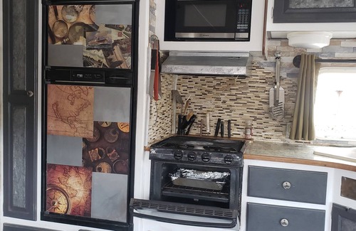 Eastside Promise Neighborhood Alquiler De RV | Camper located inside Texas Renasaince Faire. Set up and ready to enjoy