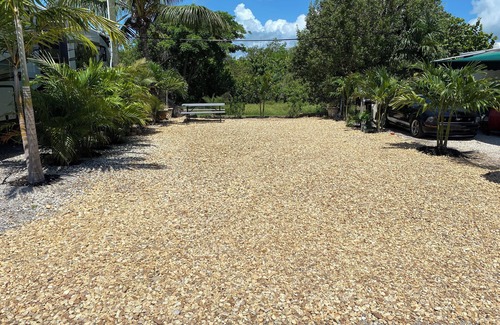 Riverside Park Alquiler De RV | Campground in the heart of Big Pine. Bring your own camper