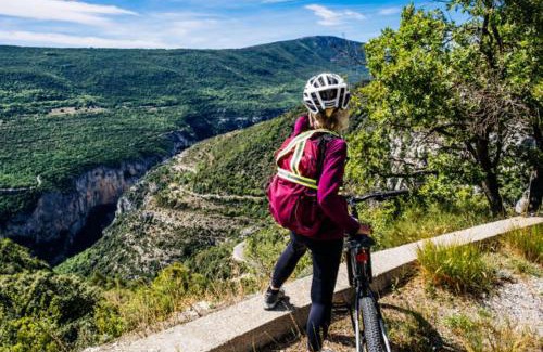 Sainte-Croix-du-Verdon Apartamento | CAMPING 3* ! PROGHE DES GORGES DU VERDON ET LAC DE STE CROIX 04500 ! TOUT EQUIPE ! CHAMPS DE LAVANDES ! CALME ! NBRES ACTIVITES ! RANDONNEES ! NAUTISME !