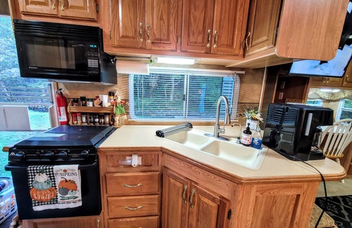 Del Rio Casa | Camping Creekside at Del Rio Happy Camper