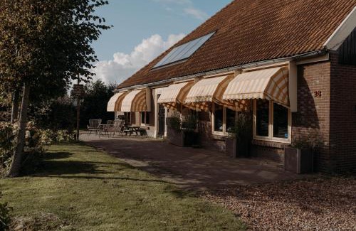 Breezand Otro | Camping De Tulpenweide lege Kampeerplaats, lege plaats op het gras zonder bed