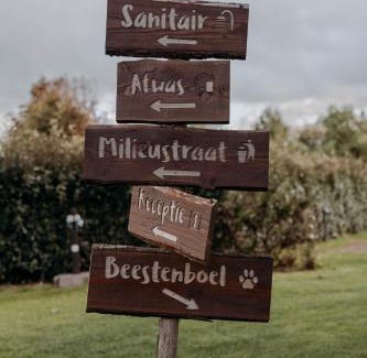 Breezand Otro | Camping De Tulpenweide lege Kampeerplaats, lege plaats op het gras zonder bed