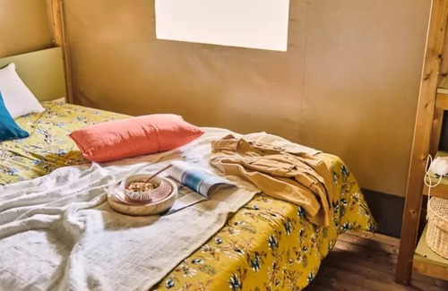 Rieux-de-Pelleport Alquiler De RV | Camping Flower Les Mijeannes* - Woodlodge Confort Family Tent 4 Rooms 6 People - without sanitary facilities