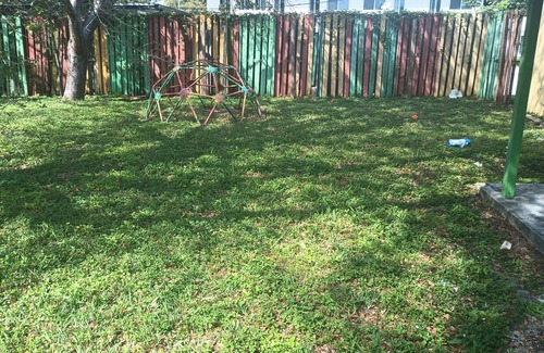 North Miami Alquiler De RV | Camping grounds for your enjoyment summer. Very close to bathroom, grocery etc.