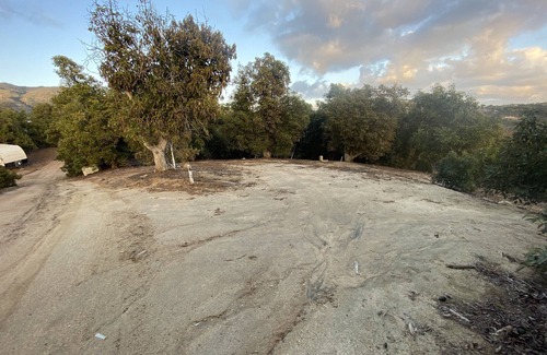 Fallbrook Alquiler De RV | Camping in the Avocados with Mountain river views