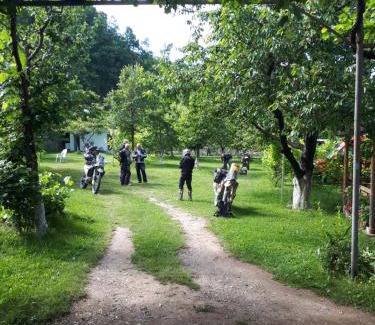 Peshkopi Cama Y Desayuno | Camping Kapxhiu