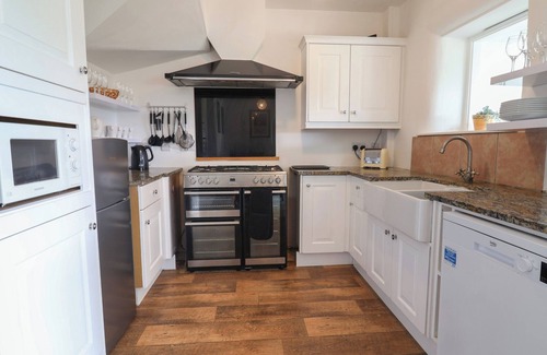 Watchet Cabaña | CAMPION COTTAGE, pet friendly, with open fire in Roadwater