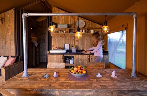 Bant Alquiler De RV | Campsite - Combined Tents With Kitchen and Bathroom Located Near a Pond