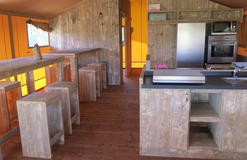 Bant Alquiler De RV | Campsite - Combined Tents With Kitchen and Bathroom Located Near a Pond