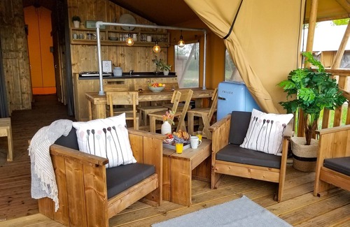 Bant Alquiler De RV | Campsite - Combined Tents With Kitchen and Bathroom Located Near a Pond