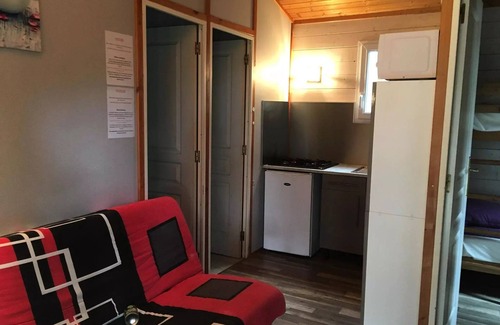 Bollene Chalet De Esquí | Campsite La Simioune*** - Chalet BRUYERE - 2 bedrooms + TV (2 adults maximum and 3 children under 14 years old) 2 to 5 people - 2 people. included in the price