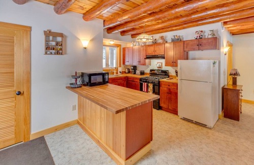 Campton Casa | Campton Log Cabin- Close to it all!