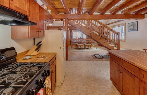 Campton Casa | Campton Log Cabin- Close to it all!