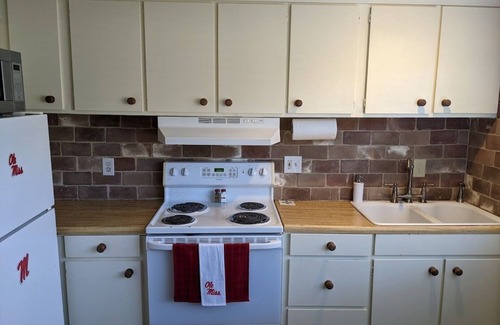 Oxford Condominio | Campus Condo! Awesome Location! Walk To Everywhere!
