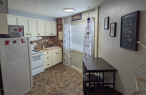 Oxford Condominio | Campus Condo! Awesome Location! Walk To Everywhere!