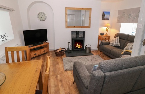 Brynsiencyn Cabaña | CAMWY, pet friendly, character holiday cottage in Brynsiencyn