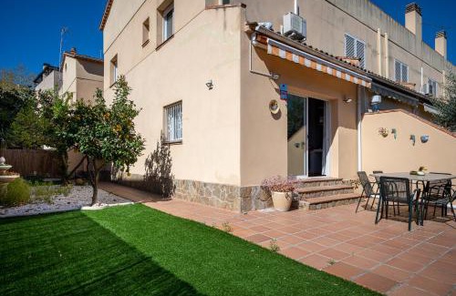 Torredembarra Casa | CAN LOLA Estupenda casa de 4 habitaciones con jardín a 150 metros de la playa