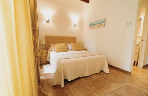 Sineu Hotel | CAN SERRETE - H. DOBLE VISTA CIUDAD - Bonito hotel con piscina compartida y Wifi gratis.