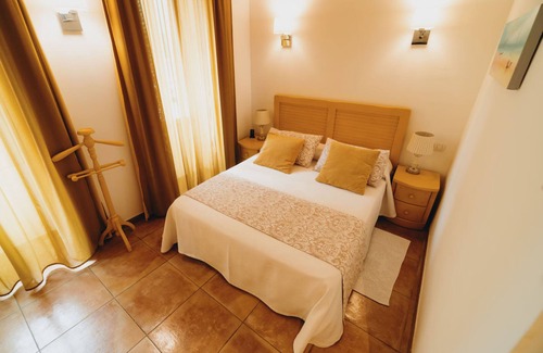 Sineu Hotel | CAN SERRETE - H. DOBLE VISTA CIUDAD - Bonito hotel con piscina compartida y Wifi gratis.
