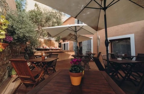 Sineu Hotel | CAN SERRETE - H. DOBLE VISTA MONTAÑA - Bonito hotel con piscina compartida y Wifi gratis.
