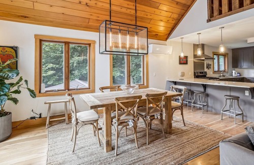 Stowe Area Chalet De Esquí | Can't Bear to Leave - Perfectly Appointed Chalet in Stowe!