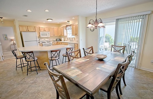 Lynnhaven Casa | Nuevo listado ubicado en el centro de The Villages con carrito de golf.