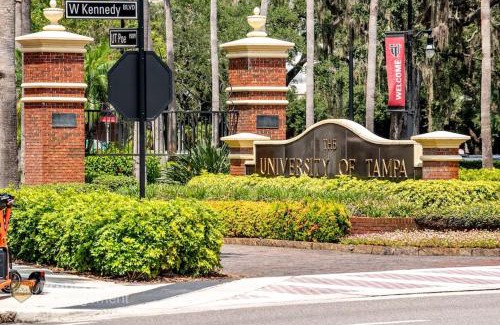 Hyde Park Apartamento | Can't Buy Me Love - U of Tampa Flat in N Hyde Park