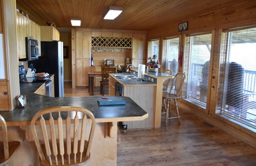 Eureka Springs Casa | Can-U-Canoe Riverview Eagles Roost