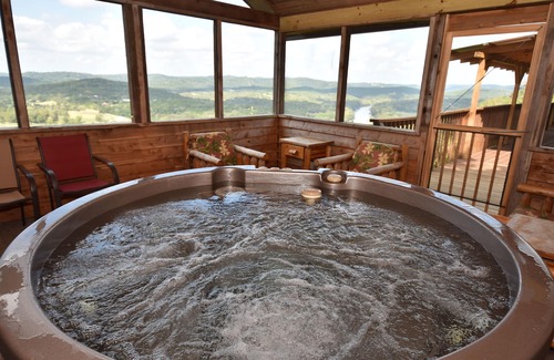 Eureka Springs Casa | Can-U-Canoe Riverview Eagles Roost