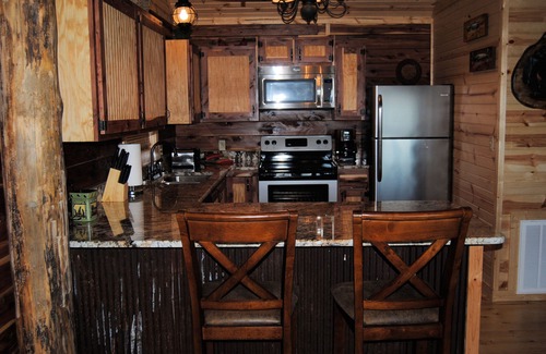 Eureka Springs Cabina | Can-U-Canoe Riverview Luxury Una habitación de lujo