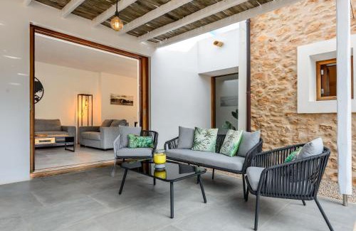 Pilar de la Mola Casa | Can Xumeu Ferrer