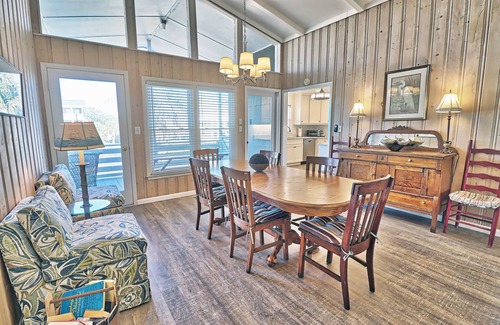 Litchfield by the Sea Casa | Tidal Canal Front Beach House, porche con mosquitero, 2 televisores, fácil paseo a la playa