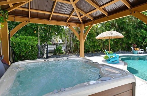 Bayshore Gardens Casa | CANAL FRONT! Bring or rent a boat, near AMI/IMG + HEATED POOL