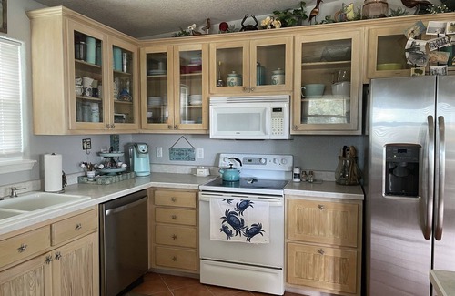 City-by-the Sea Casa | Canal front Coastal Cottage in Rockport off Estes Flats!