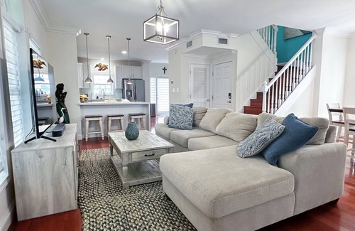 Twin Lakes Casa | CANAL FRONT HOME WITH DOCK FOR YOUR BOAT. CENTRALLY LOCATED IN KEY LARGO