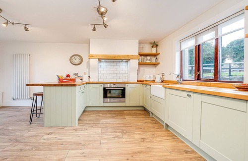 Burscough Cabaña | Canal side cottage with hot tub, sky tv and log fire