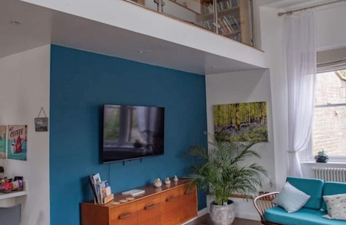 Kildwick Cabaña | Canal-side relaxing escape, near Skipton.